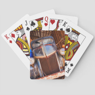 Alter rostiger LKW auf einem Bauernhof Spielkarten