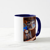 Alter rostiger LKW auf einem Bauernhof Tasse (VorderseiteRechts)