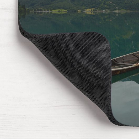 Alter Rowboat mit Gebirgsreflexion mousepad (Ecke)