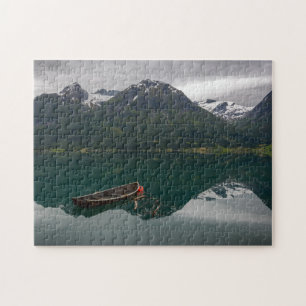 Alter Rowboat mit Gebirgsreflexionspuzzlespiel Puzzle