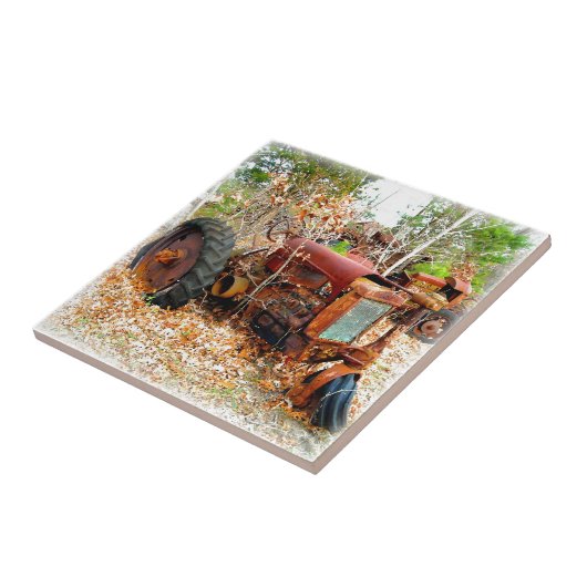 Alter rustikaler Ackerschlepper im Schrottplatz Fliese (Seite)