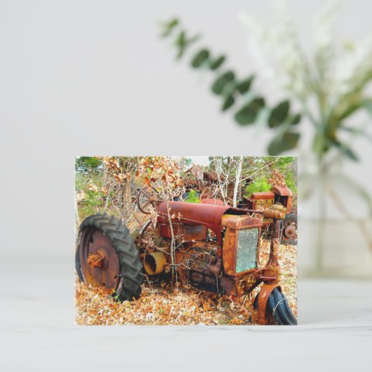 Alter rustikaler Bauerntraktor in Junk Yard Postkarte (Stehend Vorderseite)
