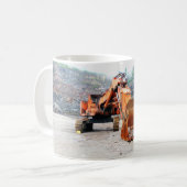 Alter schädigender Bagger, der in einem Kaffeetasse (Vorderseite Links)