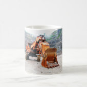 Alter schädigender Bagger, der in einem Kaffeetasse (Mittel)