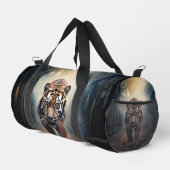 Alter schwarzer und orangefarbener Tiger in einem Duffle Bag (Rechte Ecke)