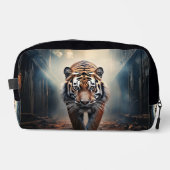 Alter schwarzer und orangefarbener Tiger in einem  Waschbeutel (Vorderseite)