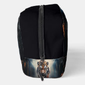 Alter schwarzer und orangefarbener Tiger in einem  Waschbeutel (Rechts)