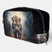 Alter schwarzer und orangefarbener Tiger in einem  Waschbeutel (Rechte Ecke)