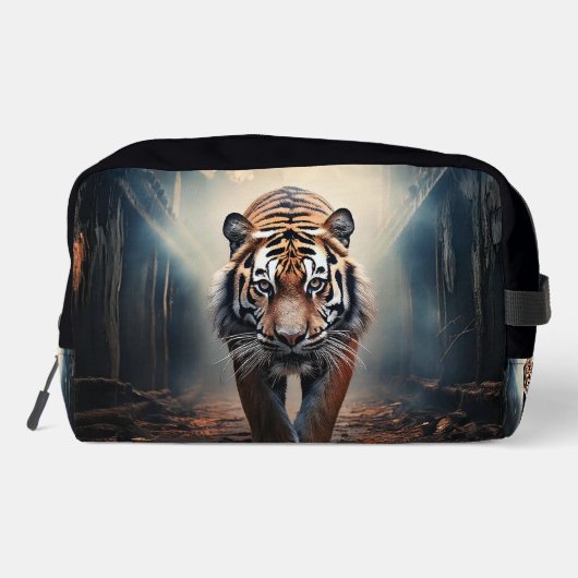 Alter schwarzer und orangefarbener Tiger in einem  Waschbeutel (Rückseite)