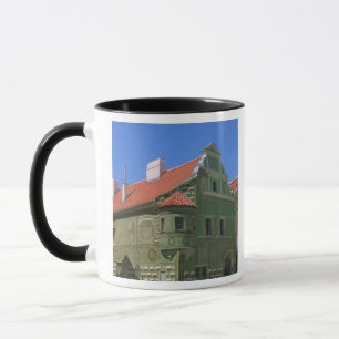 Alter Stadtplatz umgeben von Häusern aus dem 16. J Tasse