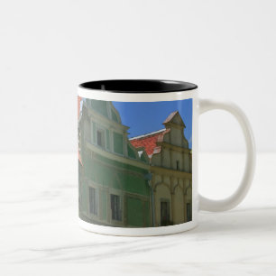 Alter Stadtplatz umgeben von Häusern aus dem 16. J Zweifarbige Tasse