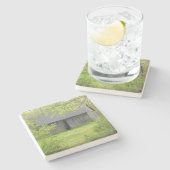 Alter Stall im Frühling Steinuntersetzer (Seitenansicht)