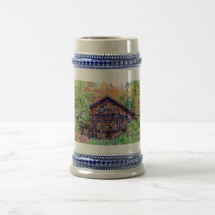 Alter Stall im Herbst Bierglas