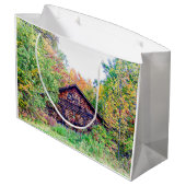 Alter Stall im Herbst Große Geschenktüte (Rückseite Schrägansicht)