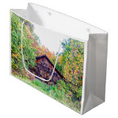 Alter Stall im Herbst Große Geschenktüte (Vorderseite Schrägansicht)