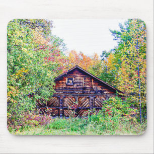 Alter Stall im Herbst Mousepad