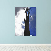 Alter toter Baum gegen dunklen bewölkten Himmel Leinwanddruck (Insitu (Holzboden))