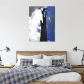 Alter toter Baum gegen dunklen bewölkten Himmel Leinwanddruck (Insitu (Schlafzimmer))