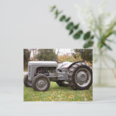 Alter Traktor im Herbst Postkarte (Stehend Vorderseite)