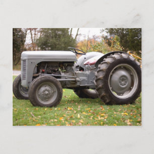 Alter Traktor im Herbst Postkarte