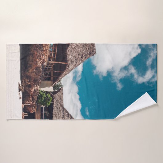 Alter tropischer Bungalow aus Holz am Strand. Badehandtuch (Badehandtuch)