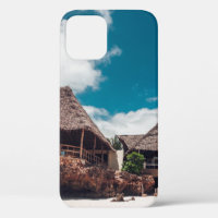 Alter tropischer Bungalow aus Holz am Strand.