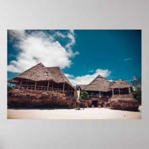 Alter tropischer Bungalow aus Holz am Strand. Poster