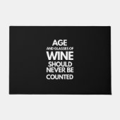 Alter und Gläser von Wein sollten niemals gezählt Fußmatte (Vorderseite)