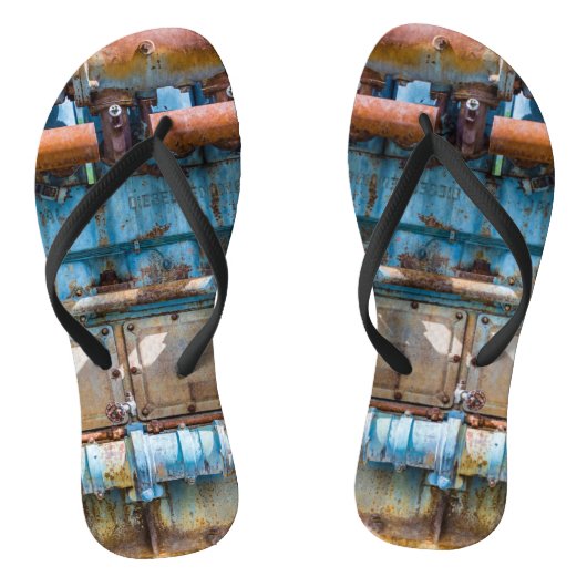 Alter und rostiger Atlas Imperial Diesel Motor in Badesandalen (Fußbett)
