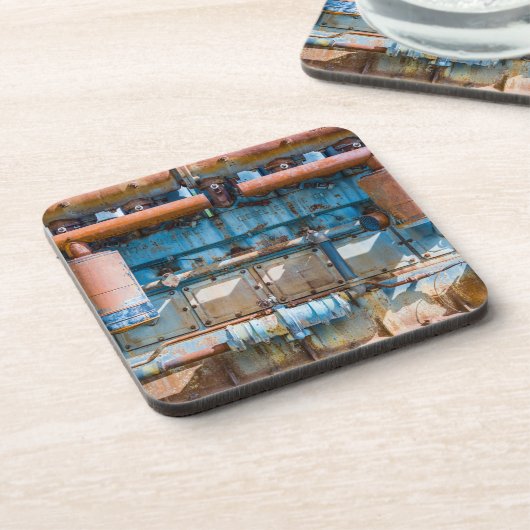 Alter und rostiger Atlas Imperial Diesel Motor in  Getränkeuntersetzer (Linke Seite)