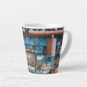 Alter und rostiger Atlas Imperial Diesel Motor in  Milchtasse (Rechte Ecke)