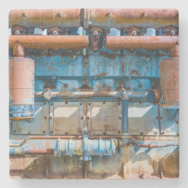 Alter und rostiger Atlas Imperial Diesel Motor in Steinuntersetzer