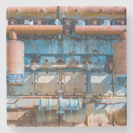 Alter und rostiger Atlas Imperial Diesel Motor in Steinuntersetzer (Vorderseite)