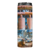 Alter und rostiger Atlas Imperial Diesel Motor in  Thermosbecher (Rückseite)