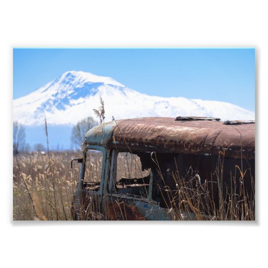 Alter und rostiger Bus mit mt. Ararat Fotodruck (Vorne)