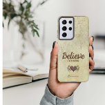Alter Vintages Glaubensherz mit Angel Wings Name Samsung Galaxy Hülle<br><div class="desc">Hübsche Telefonzelle mit cremefarbenem Hintergrund und Vintager Ausstrahlung. Die trendige Typografie drängt Sie dazu "Glauben - dann werden". Das Design besteht aus einem Flügelherz, das zur Koordination mit dem Hintergrund digital farbig ist. Dieser Fall ist mit einem Namen in einem Schriftart im Skriptstil personalisiert, der den Namen zu einer subtilen...</div>