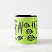 Alter Vogel, Schildkröte, Gras, Wasser mit Tinte Zweifarbige Tasse (Mittel)