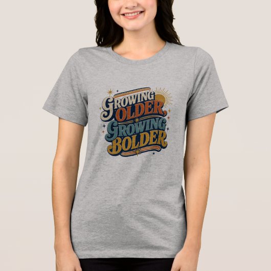 Älter werden, mutiger werden Retro-Zitat | Positiv Tri-Blend Shirt (Vorderseite)