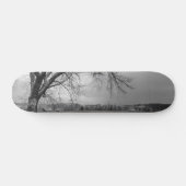 Alter Winterbaum Graustufen Skateboard (Horizontal)