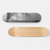 Alter Winterbaum Graustufen Skateboard (Horizontal)