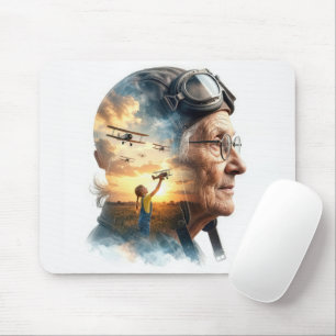 ältere Frau Aviatorin mit Erinnerungen an die Verg Mousepad