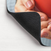 Ältere Frau hält ein rotes Herz Mousepad (Ecke)