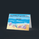 Ältere Grandson zum Geburtstag Personalisiert mit  Karte<br><div class="desc">Dieses lustige und kühn gestaltete Stranddesign zeigt eine helle Küste, die von Muscheln gesäumt ist, während die Wellen im Hintergrund herumrollen. Sein Name zeichnet sich durch eine bounzige, wellenförmige Schrift aus, die einen personalisierten und spielerischen Look verleiht. Diese Karte wurde für einen Teenager oder erwachsenen Enkel erstellt und erfasst seine...</div>