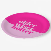 Ältere, klügere, heißere Minimal fett rosa Geburts Pappteller (Schrägansicht)