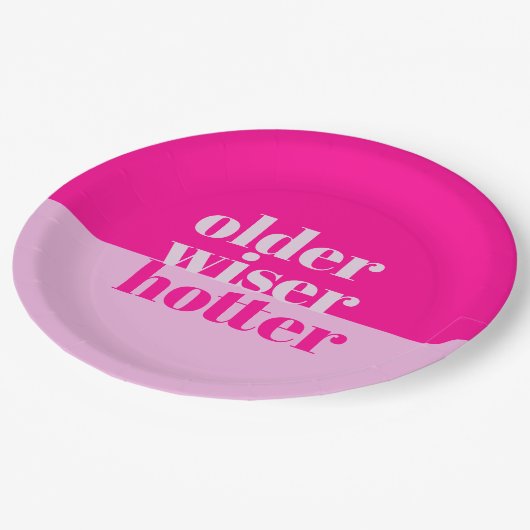 Ältere, klügere, heißere Minimal fett rosa Geburts Pappteller (Schrägansicht)
