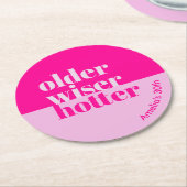 Ältere, klügere, heißere Minimal fett rosa Geburts Runder Pappuntersetzer (Angewinkelt)