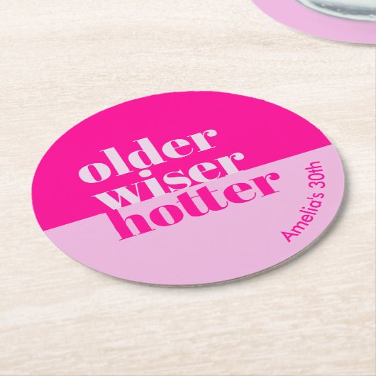 Ältere, klügere, heißere Minimal fett rosa Geburts Runder Pappuntersetzer (Angewinkelt)