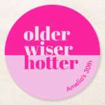Ältere, klügere, heißere Minimal fett rosa Geburts Runder Pappuntersetzer<br><div class="desc">Feiern Sie stilvoll und fügen Sie Ihrer Erwachsenengeburtstagsfeier eine Touch Raffinesse hinzu, mit unseren Untersetzer zum Geburtstag von Erwachsenen "Ältere, Weitere, Hotter". Diese wunderschön gestalteten Teller aus Papier strahlen ein minimalistisches, fett rosa Dekor aus, das Eleganz und Charme ausstrahlt. Das Thema "Ältere, Weiser, Hotter" spiegelt perfekt das Wesen wider, ein...</div>