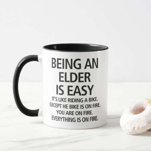 Ältere Menschen zu sein, ist ein Spaß mit leicht f Tasse (Mit Donut)