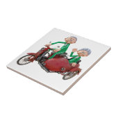 Ältere Paare auf einem Moped mit Beiwagen Fliese (Seite)